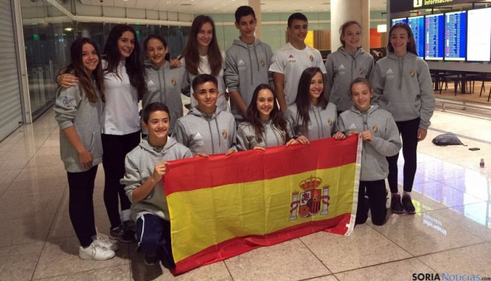 Paula, (abajo ctro.) antes de tomar el vuelo hacia Corea. /CGD