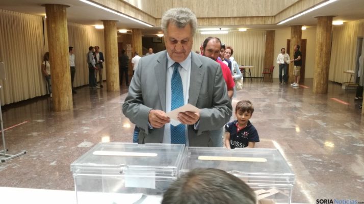 Jesús Posada votando en el Ayuntamiento. SN