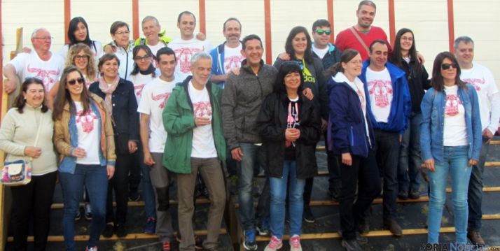 Los jurados, delante del camión del desencajonamiento. /A.G.