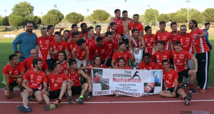 Los deportistas del club celebran su victoria en Alcorcón.