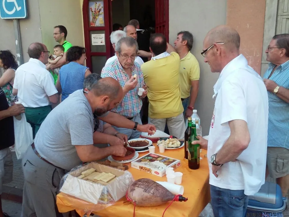Los vecinos acuden a los locales de cuadrilla.