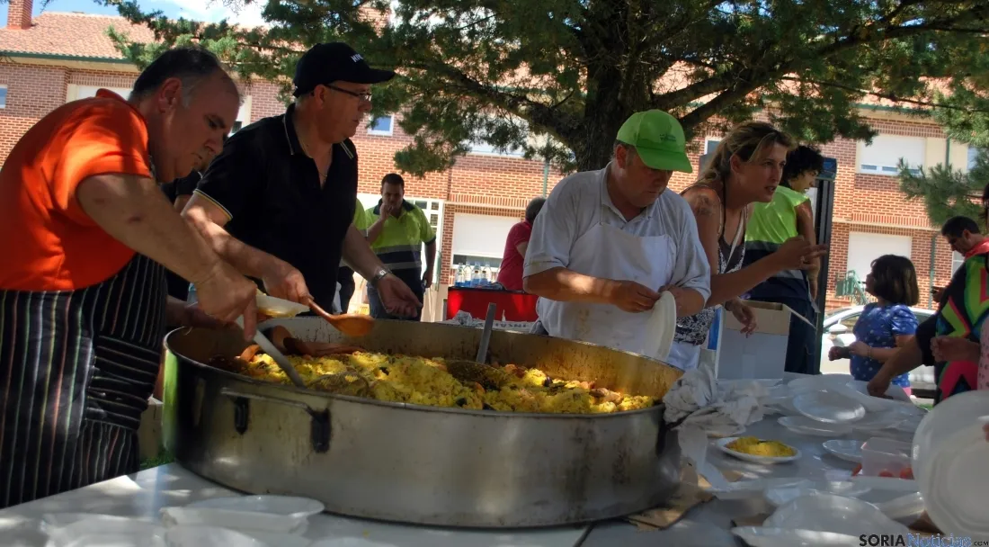 Imagen de la comida vecinal este sábado. / SN