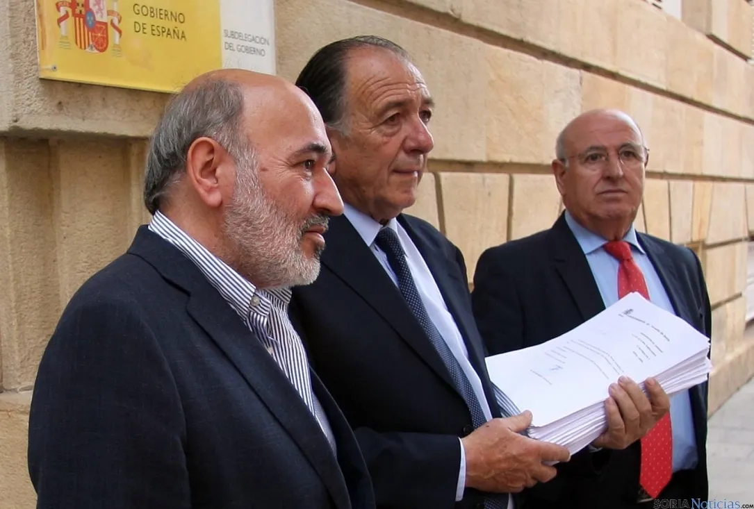 Aranda, (izda.), Martínez y Gaya antes de presentar las firmas./SN