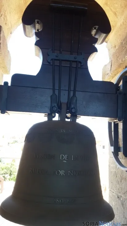 La campana ya luce en la torre. 
