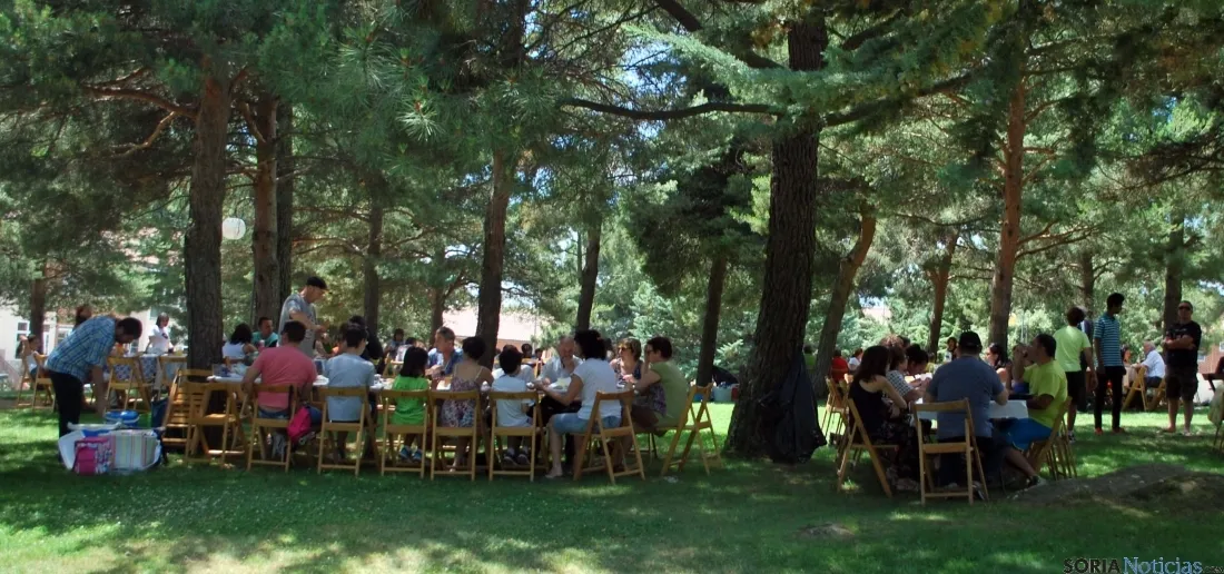 Imagen de la comida vecinal este sábado. / SN