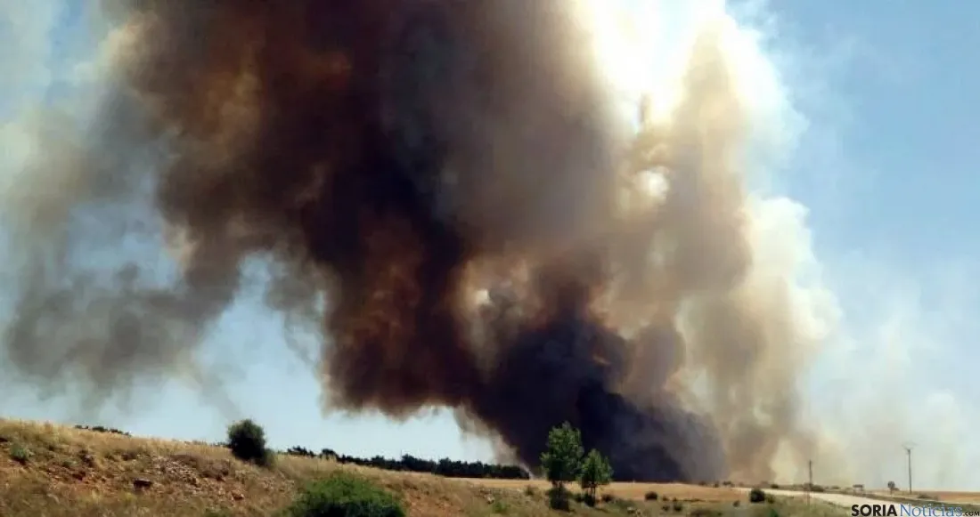 La enorme columna de humo en el incendio de Noviercas. 