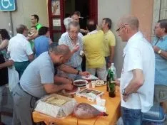 Los vecinos acuden a los locales de cuadrilla.