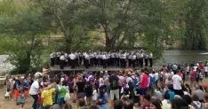 La banda esta tarde a las orillas del río. / SN