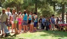 Imagen de la comida vecinal este sábado. / SN