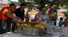 Imagen de la comida vecinal este sábado. / SN