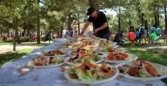 Imagen de la comida vecinal este sábado. / SN