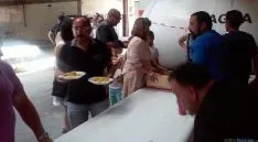 Imagen de la comida vecinal este sábado. / SN