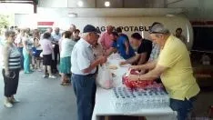 Imagen de la comida vecinal este sábado. / SN