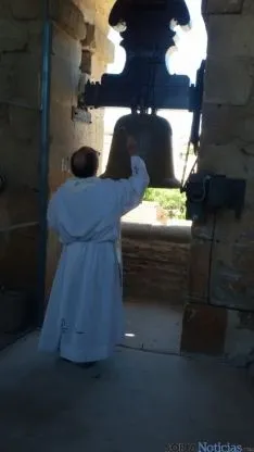 La campana ya luce en la torre. 