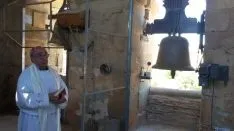 La campana ya luce en la torre. 