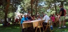 Imagen de la comida vecinal este sábado. / SN