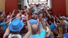 Los dos diestros a su salida por la puerta grande. / SN