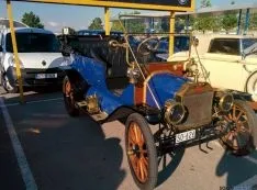 Coches antiguos en el aparcamiento del hipermercado E.Leclerc. /SN