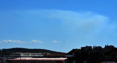 La nube de humo (arriba) se aprecia en Soria capital./SN