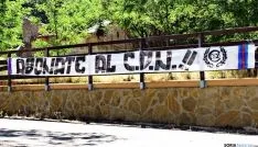 Una de las pancartas desplegadas.