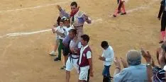 Ureña, a hombros al terminar la segunda de feria. /SN