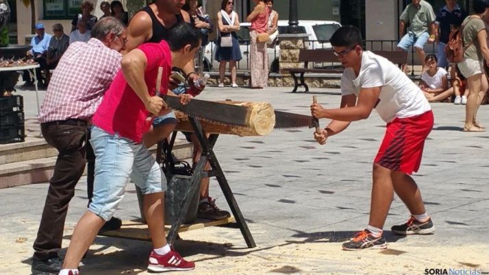 Corte de troncos con sierra manual en San Leonardo