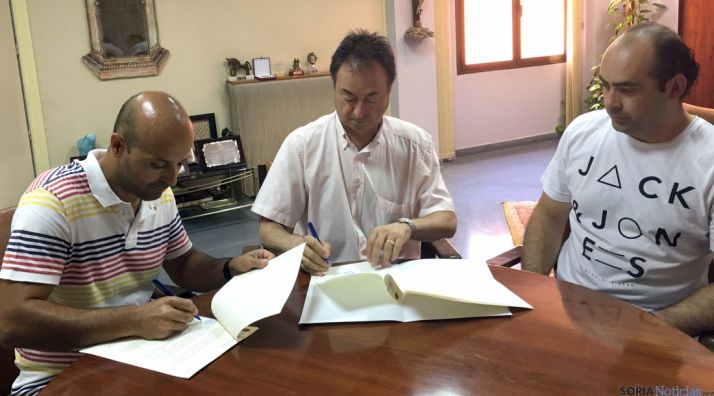 La firma del acuerdo con los bomberos voluntarios./Ayto.