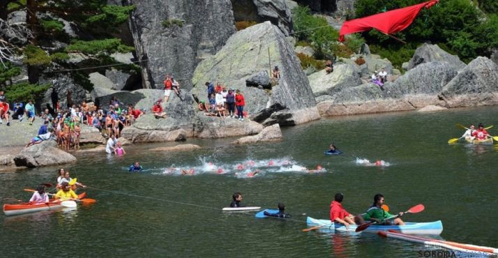 Bañistas en la Laguna Negra./SN