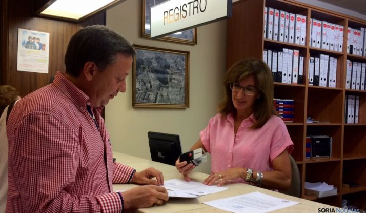 Sainz, en el Registro municipal.