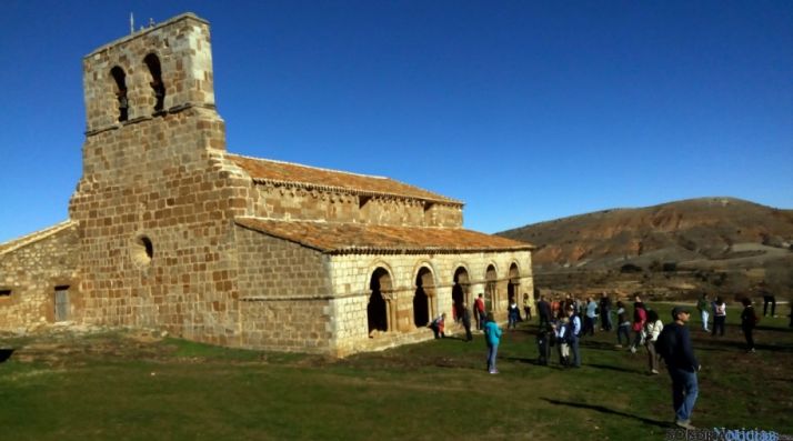 Turistas en el entorno de la ermita de Tiermes. / SN