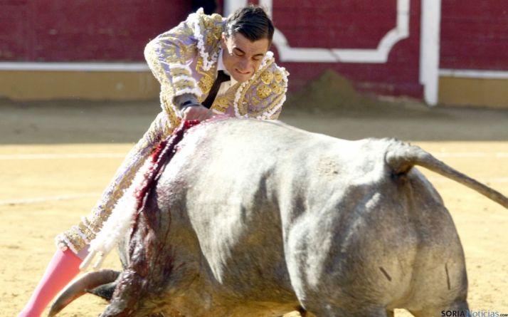 Ureña, recetando un soberbio espadazo a Lagartijo. / SN