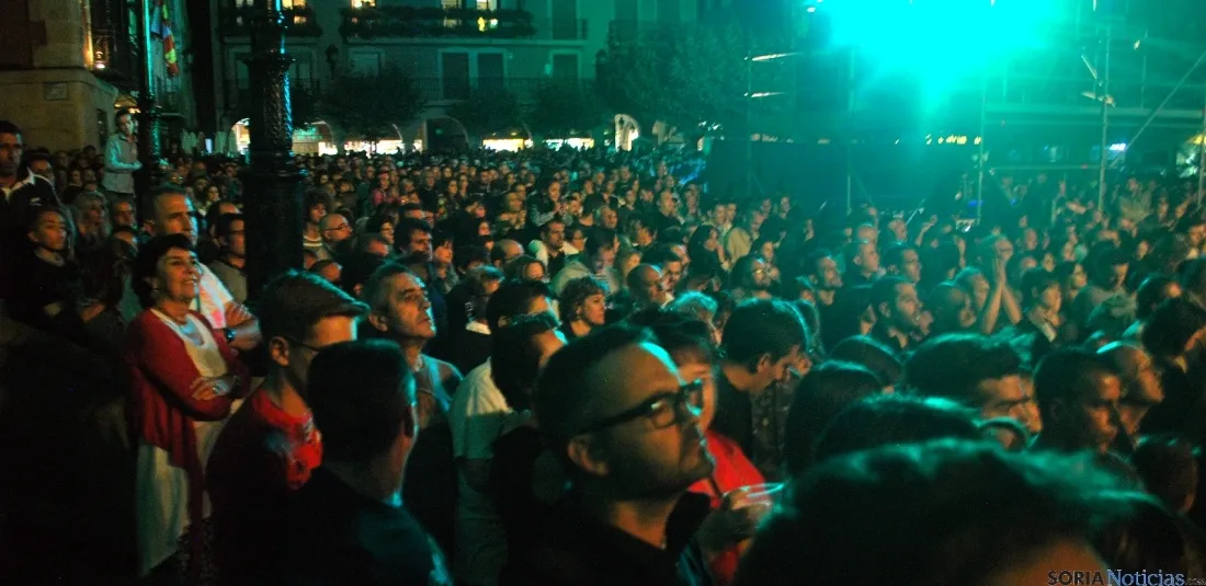 La música de Loquillo sirve para celebrar los 50 años de Caja Rural de Soria. / SN