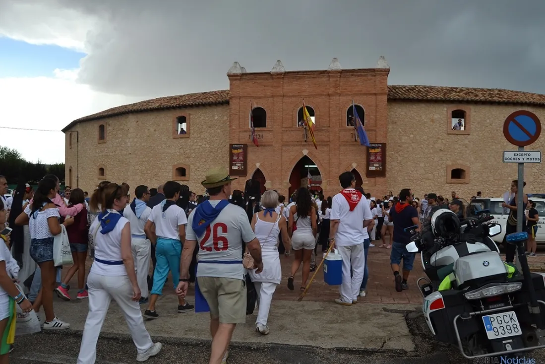 Peñas y autoridades llegan a la plaza de toros. AG