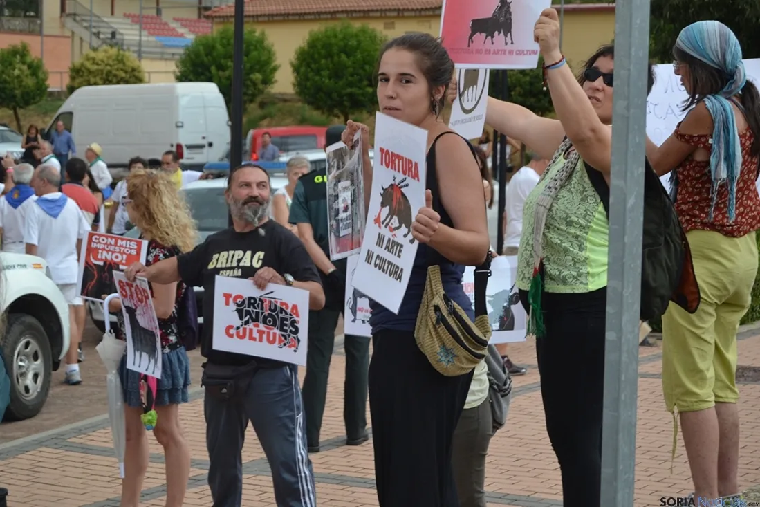 Peñas y autoridades llegan a la plaza de toros. AG