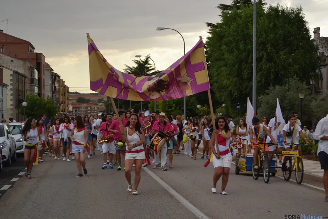 Peñas y autoridades llegan a la plaza de toros. AG