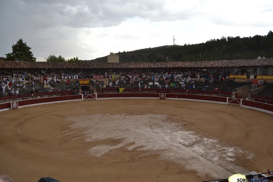 La lluvia presente en las fiestas de El Burgo. AG