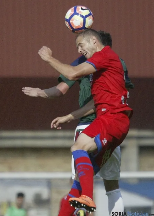 Imagen de la tarde de fútbol en Almazán CD Numancia, rojillos