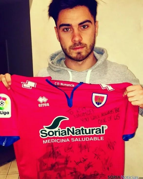 Naumoff posa con una camiseta personalizada para él del C.D. Numancia.