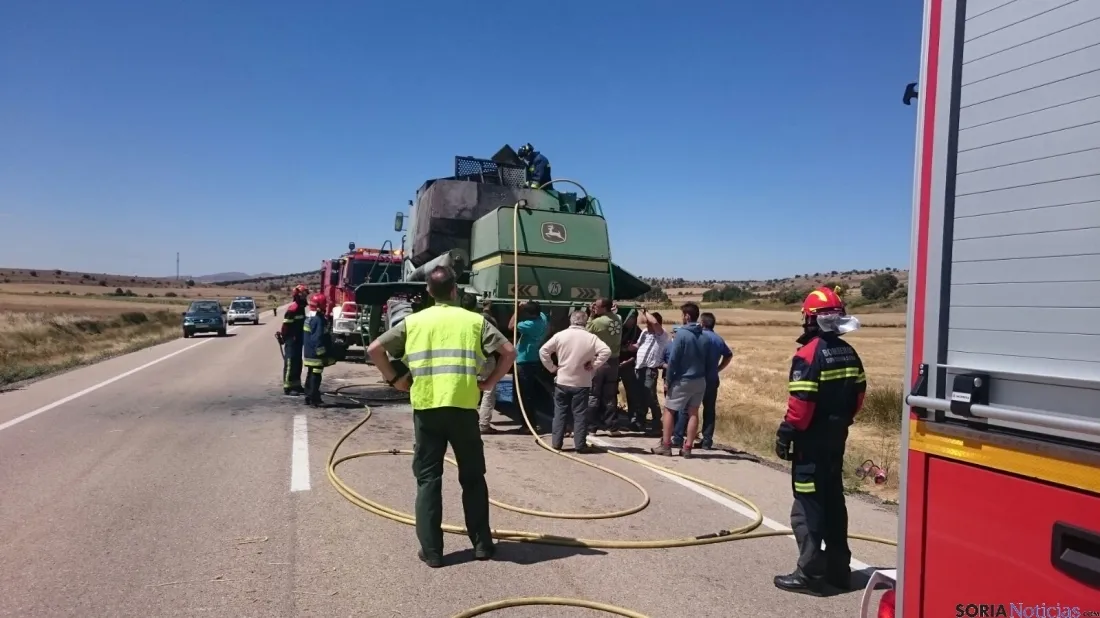 Aspecto de la cosechadora incendiada