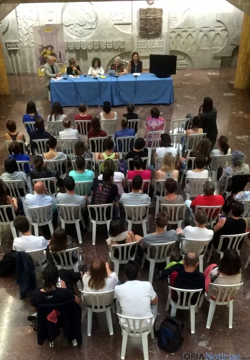 Asistentes al encuentro con escritoras italianas. /Ayto.