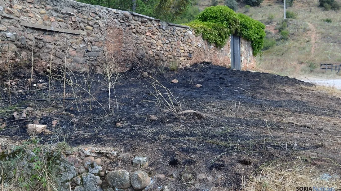 El fuego se ha iniciado junto al muro de una casa. /SN
