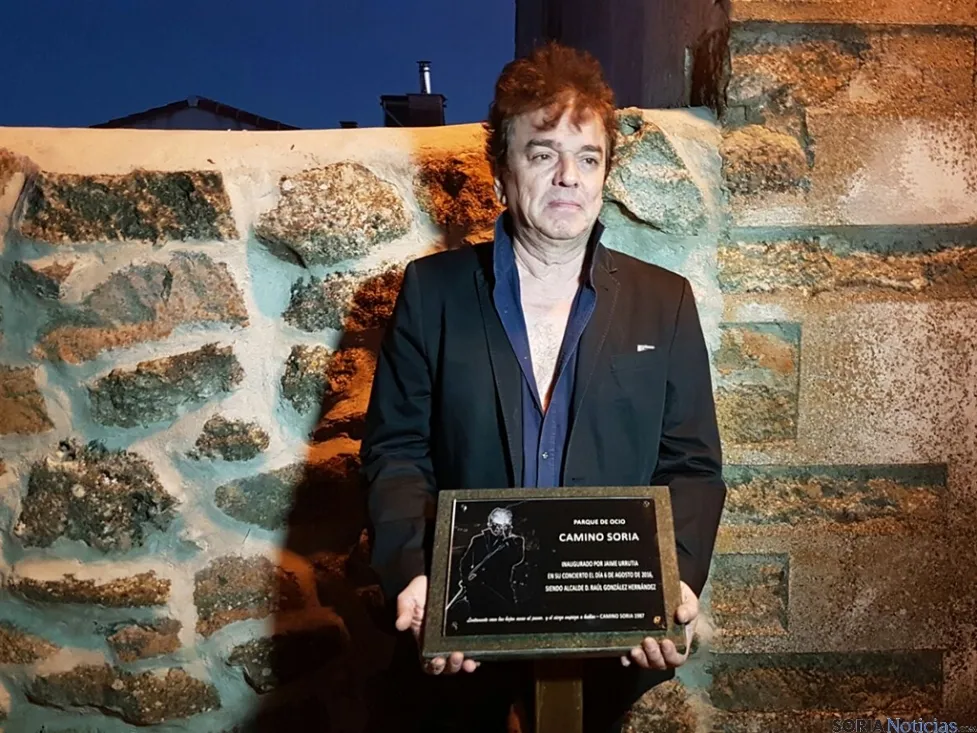 Urrutia con la placa conmemorativa del parque