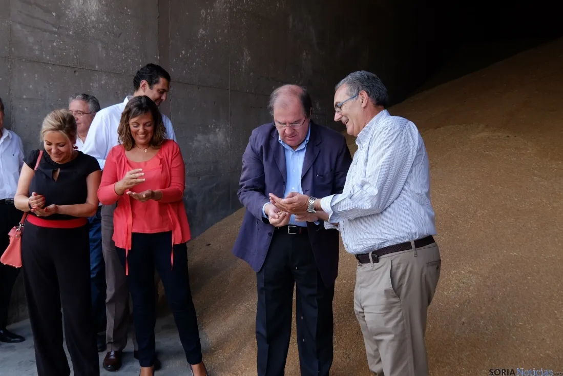 Visita de Herrera a la cooperativa Cobadu. /Junta.
