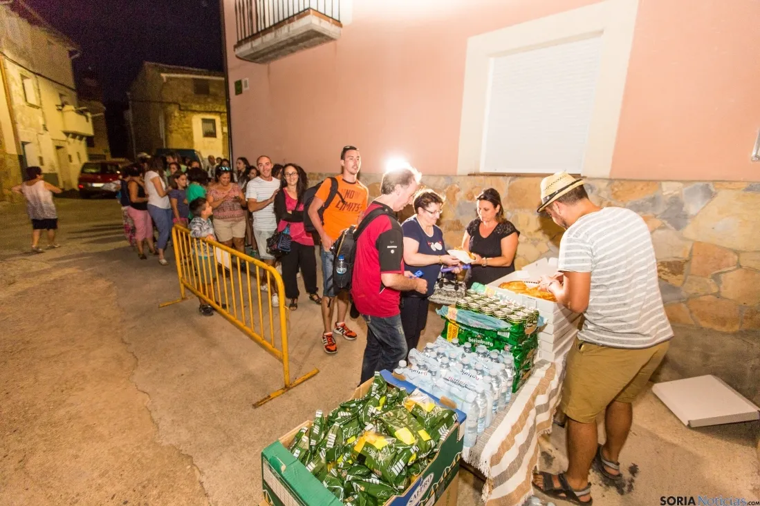 No faltó un aperitivo, antes de ir a observar el cielo. /V. R.