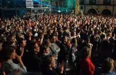 La música de Loquillo sirve para celebrar los 50 años de Caja Rural de Soria. / SN