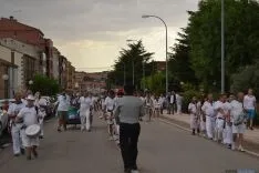 Peñas y autoridades llegan a la plaza de toros. AG