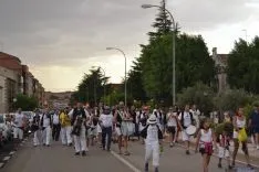 Peñas y autoridades llegan a la plaza de toros. AG