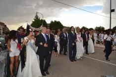 Peñas y autoridades llegan a la plaza de toros. AG