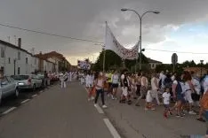 Peñas y autoridades llegan a la plaza de toros. AG