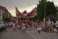 Peñas y autoridades llegan a la plaza de toros. AG